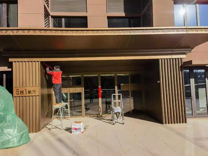 铝单板安装团队如何保障幕墙施工质量与安全