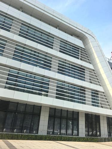 哑光氟碳喷涂铝单板选购指南:2026年价格与绿色认证新标准