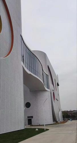 铝单板生产厂家规模怎么选 大型工装项目采购必看指南