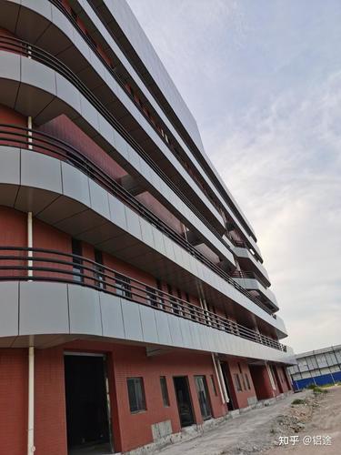 铝单板定制图案风格怎么选 2026流行趋势与工艺解析