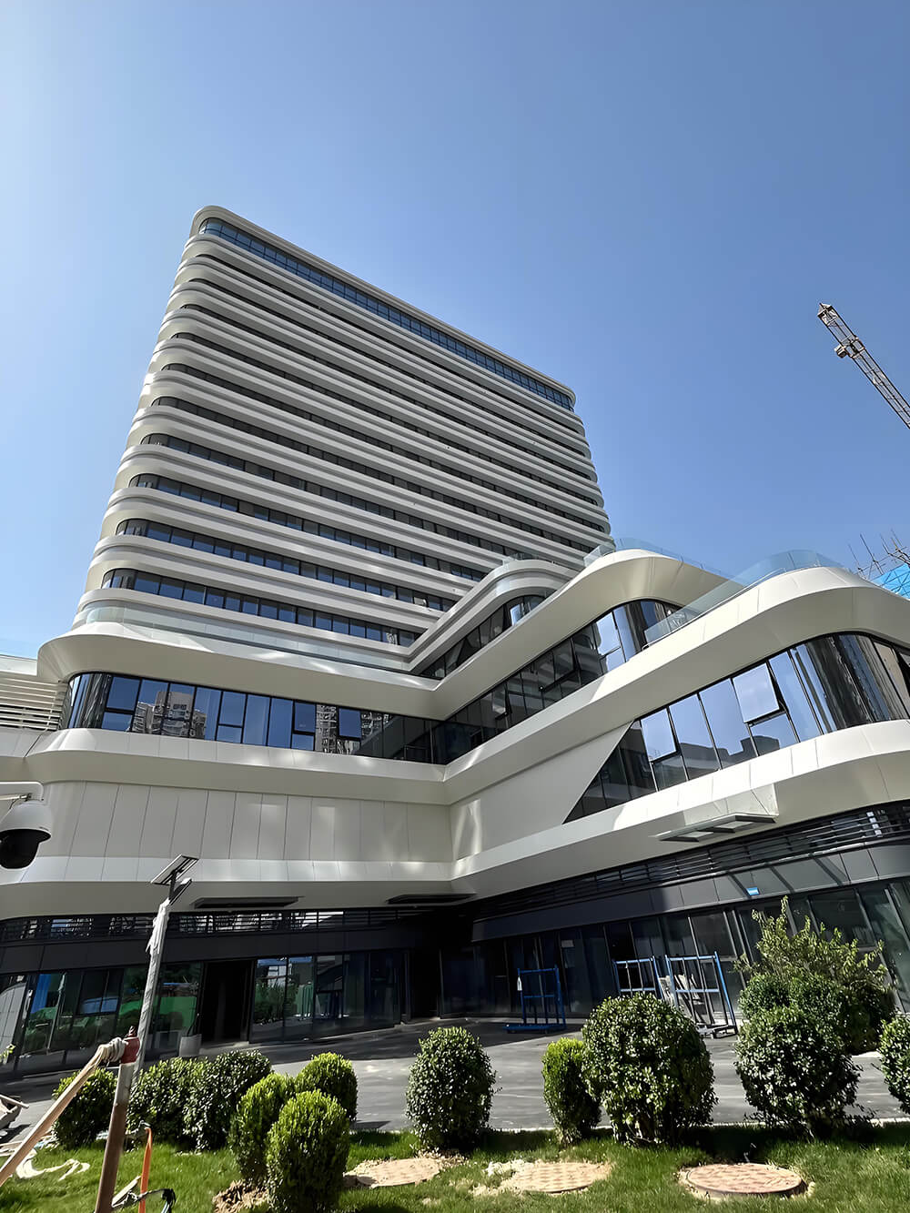 流线型现代商务办公楼外立面外墙铝单板工程案例